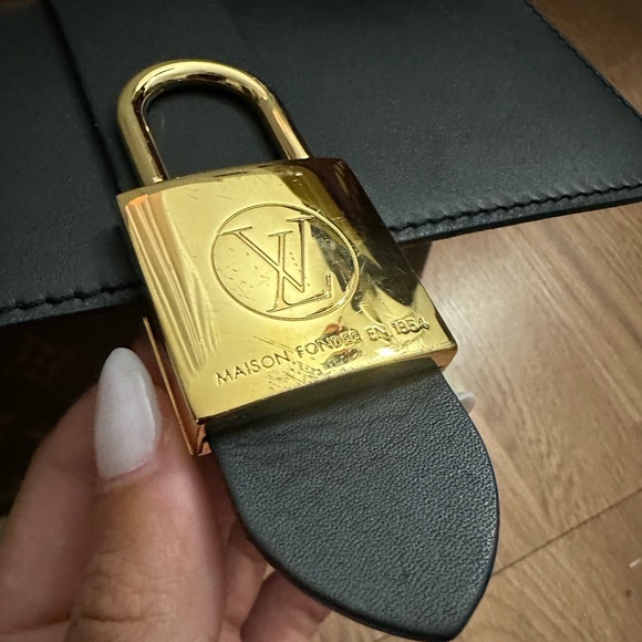 Louis Vuitton Locky BB - Picture 13 of 16